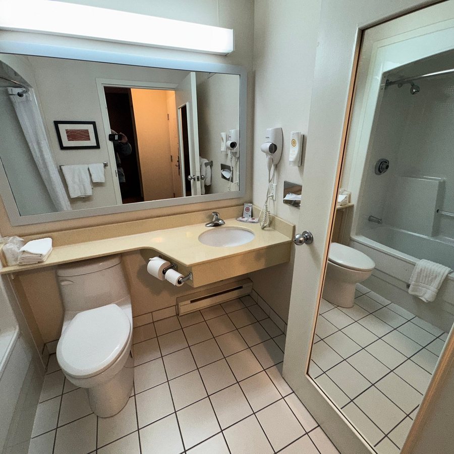 Comfort Inn On the Bay — Bathroom