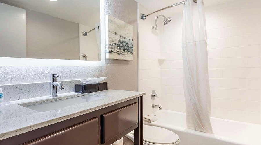 Comfort Inn Plano Dallas — Bathroom