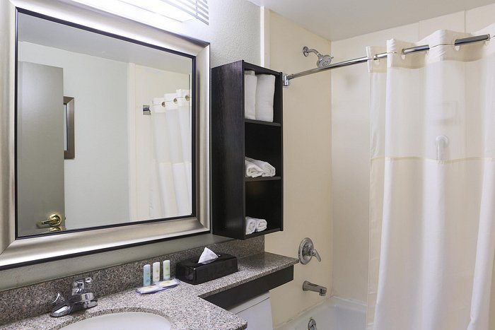 Comfort Inn Prospect Park Brooklyn — Bathroom
