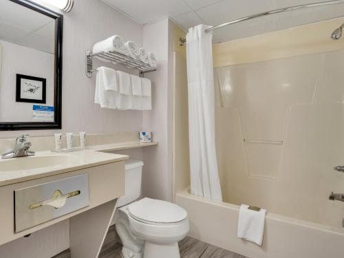Comfort Inn Rehoboth Beach — Bathroom