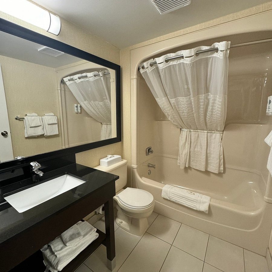 Comfort Inn Saco Old Orchard Beach — Bathroom