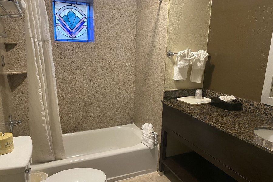 Comfort Inn Santa Cruz — Bathroom