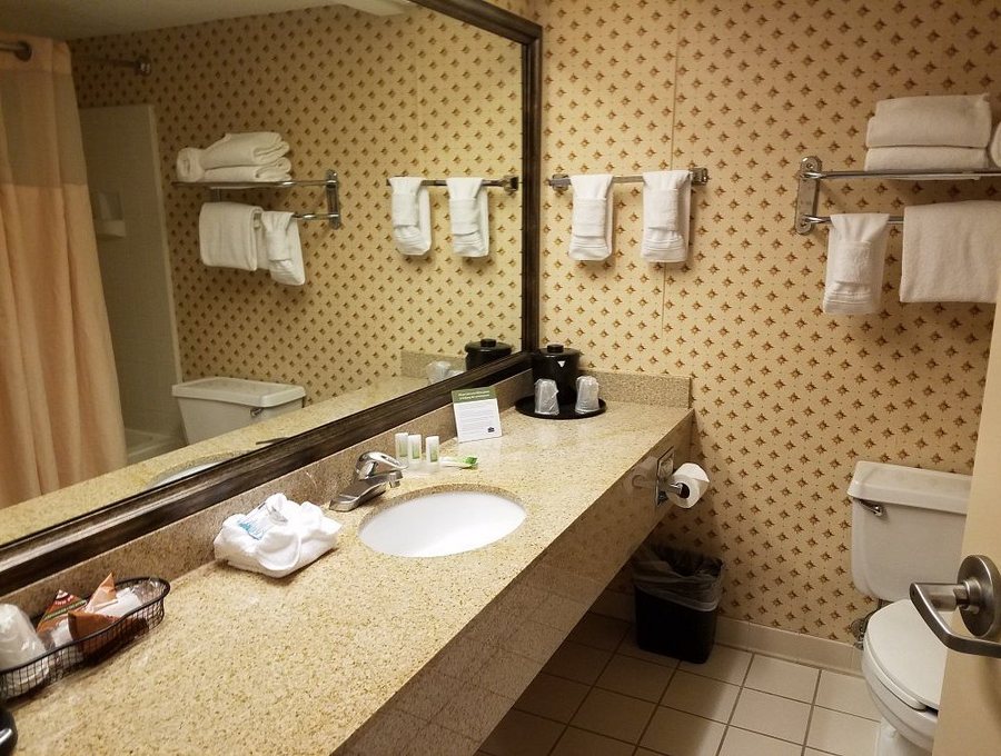 Comfort Inn South — Bathroom