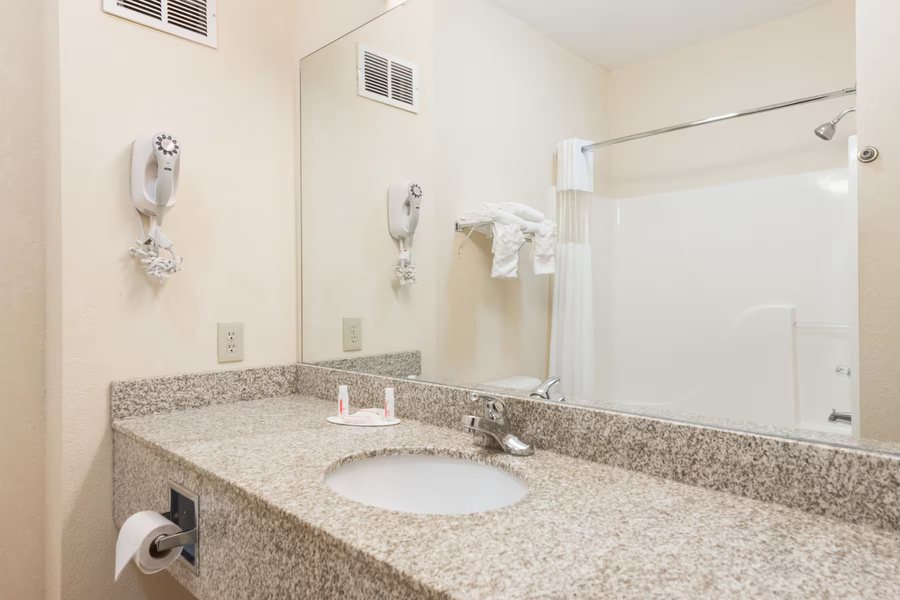 Comfort Inn St Robert Fort Leonard Wood — Bathroom