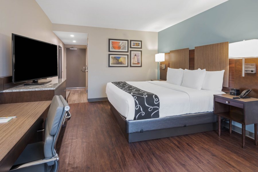 Comfort Inn Suites Aberdeen near APG — Guest room