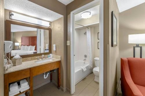 Comfort Inn Suites Airport American Way — Bathroom