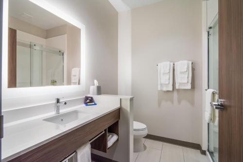 Comfort Inn Suites — Bathroom