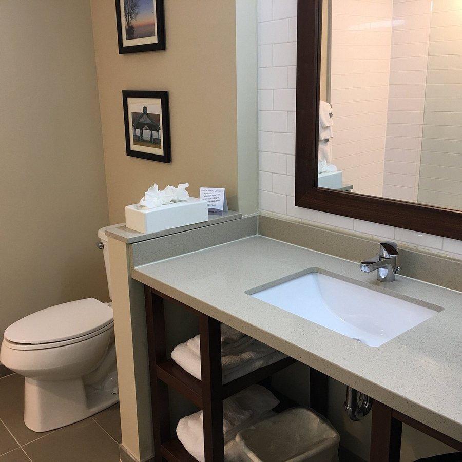 Comfort Inn Suites — Bathroom