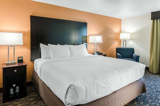 Comfort Inn Suites — Guest room
