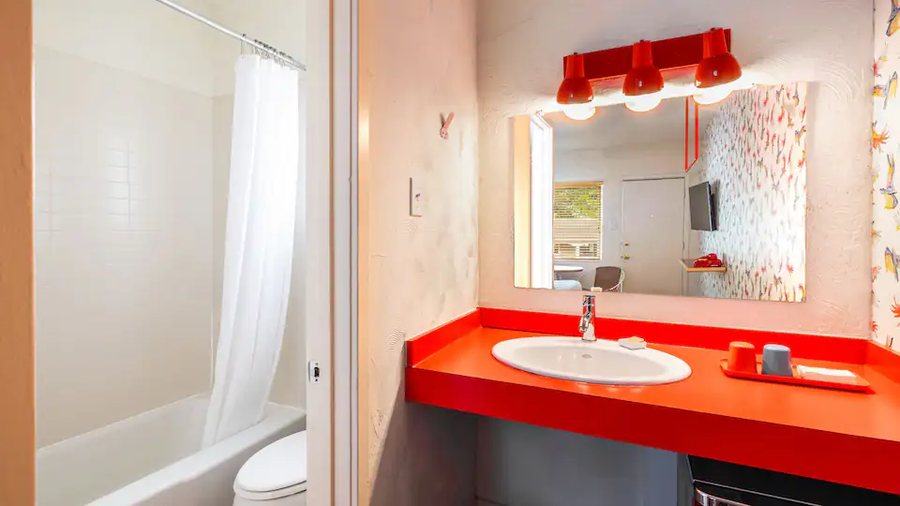 Comfort Inn Suites — Bathroom