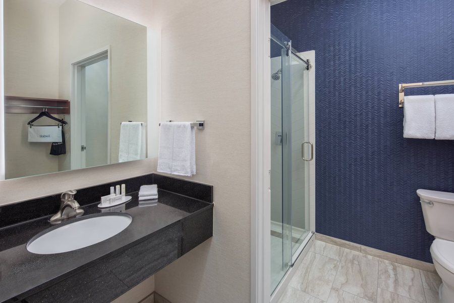 Comfort Inn Suites Beaverton Portland West — Bathroom