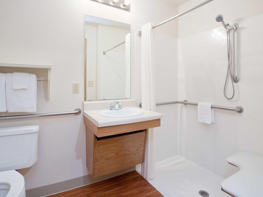 Comfort Inn Suites Bellevue Omaha Offutt AFB — Bathroom