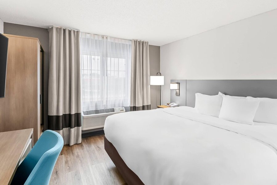 Comfort Inn Suites Bellevue Omaha Offutt AFB — Guest room