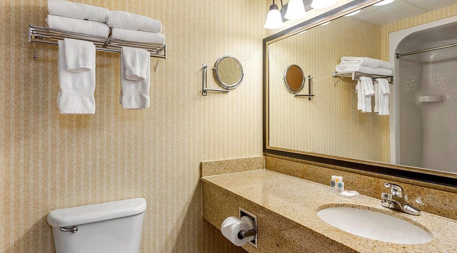 Comfort Inn Suites Branson Meadows — Bathroom