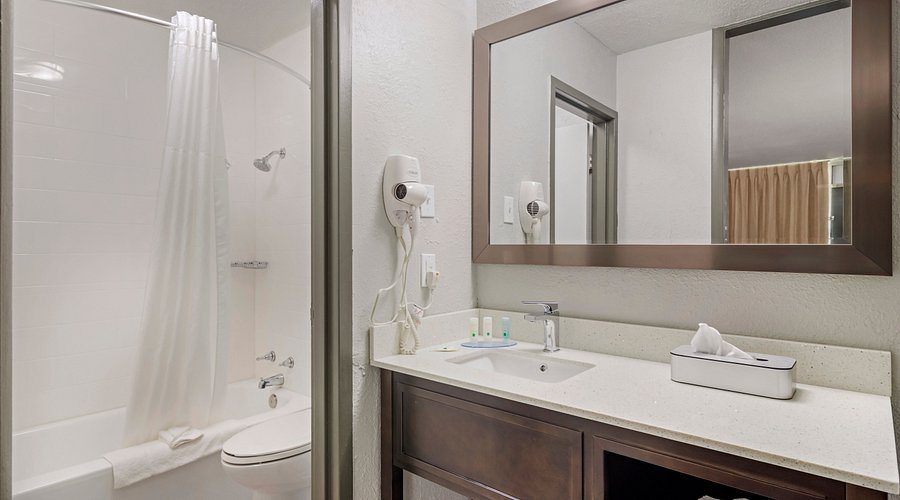 Comfort Inn Suites Cartersville Emerson Lake Point — Bathroom