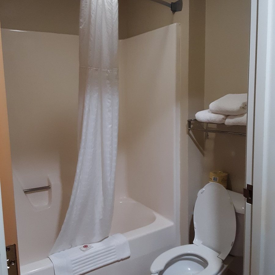 Comfort Inn Suites Cedar Rapids CID Eastern Iowa Airport — Bathroom