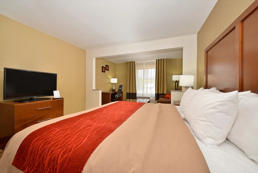Comfort Inn Suites Cedar Rapids North Collins Road — Guest room