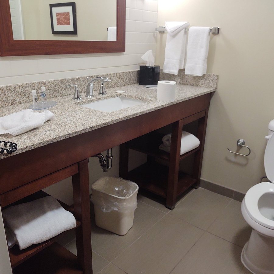 Comfort Inn Suites — Bathroom