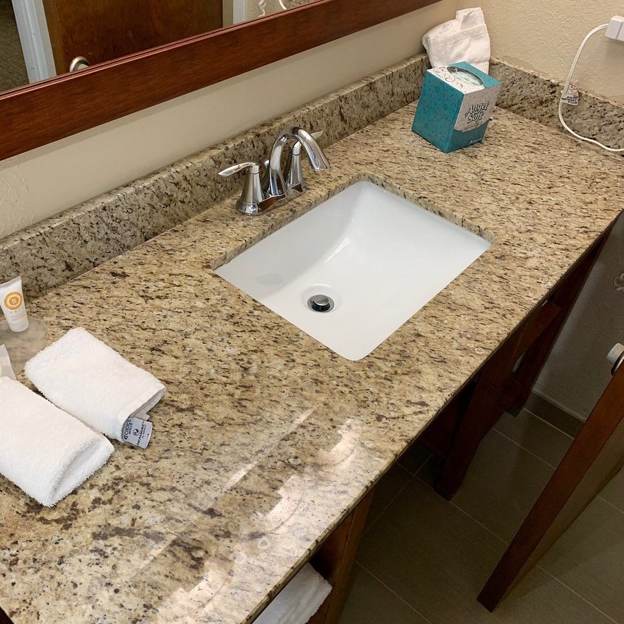 Comfort Inn Suites Clemson University Area — Bathroom