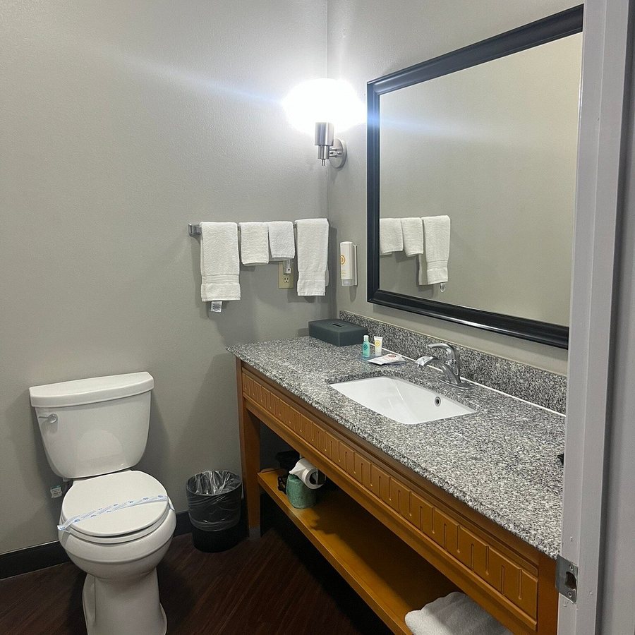 Comfort Inn Suites — Bathroom