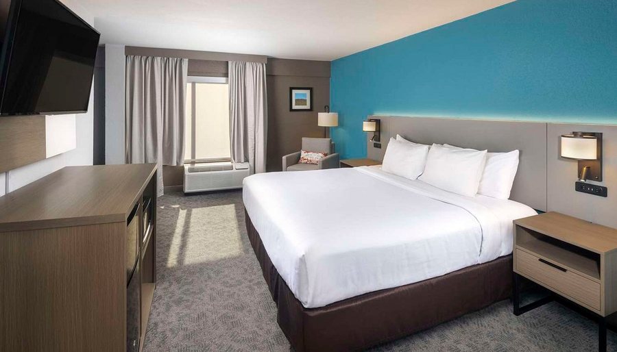 Comfort Inn Suites — Guest room