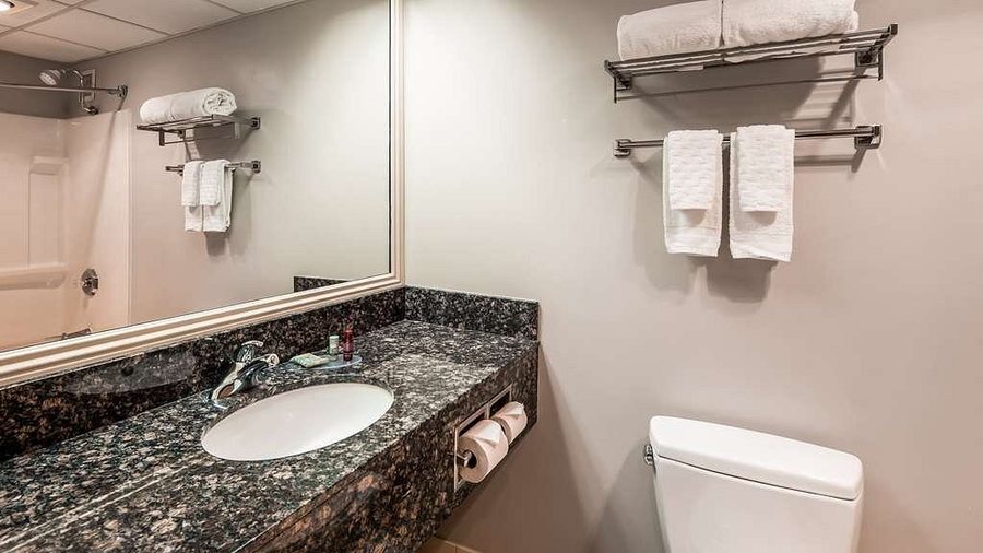 Comfort Inn Suites Danbury bethel — Bathroom
