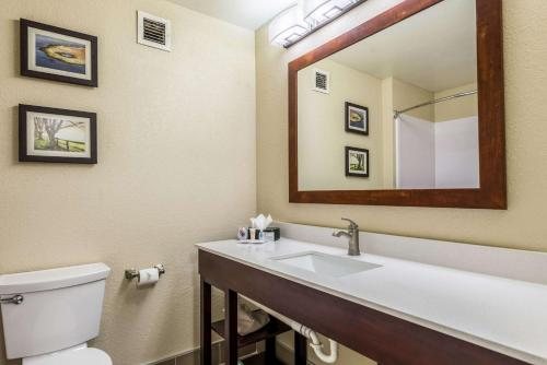 Comfort Inn Suites Dayton North — Bathroom