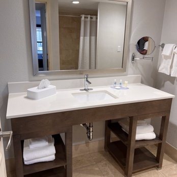 Comfort Inn Suites Downtown Brickell Port Of Miami Miami Florida — Bathroom