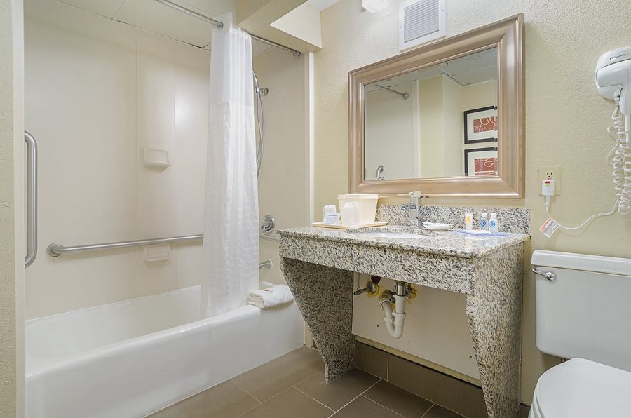 Comfort Inn Suites Durham Near Duke University — Bathroom