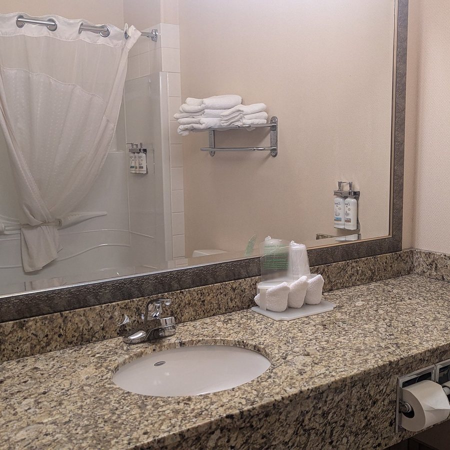 Comfort Inn Suites Edmonton International Airport — Bathroom