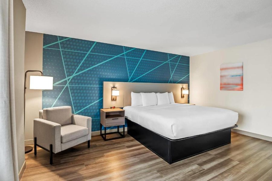 Comfort Inn Suites — Guest room