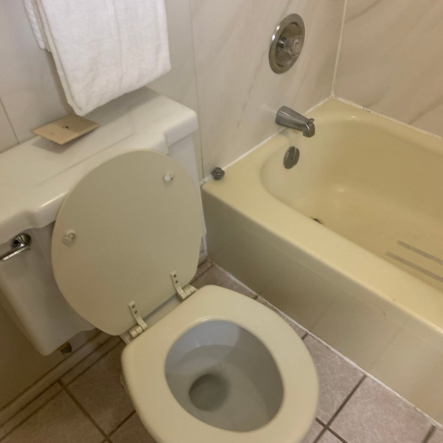Comfort Inn Suites Erie Splash Lagoon Indoor Waterpark — Bathroom
