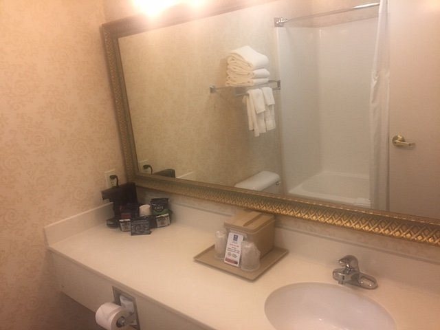 Comfort Inn Suites Fayetteville University Area — Bathroom