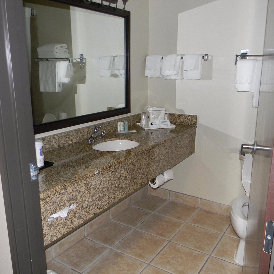 Comfort Inn Suites Gillette Near Campbell Medical Center — Bathroom