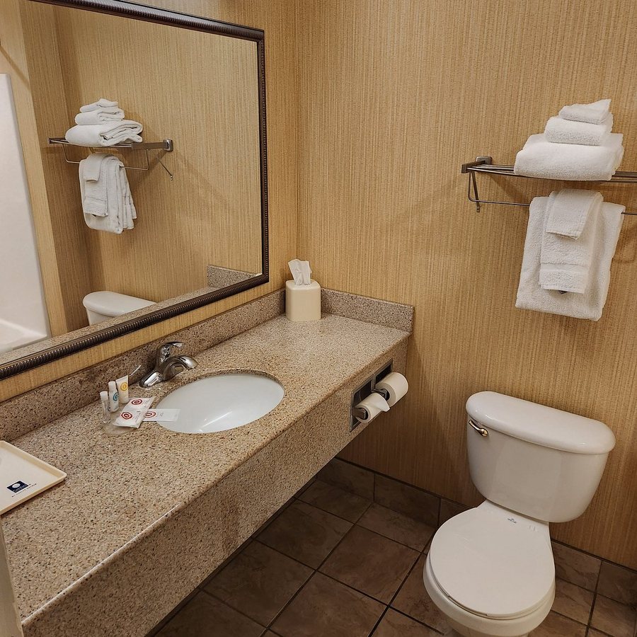 Comfort Inn Suites — Bathroom