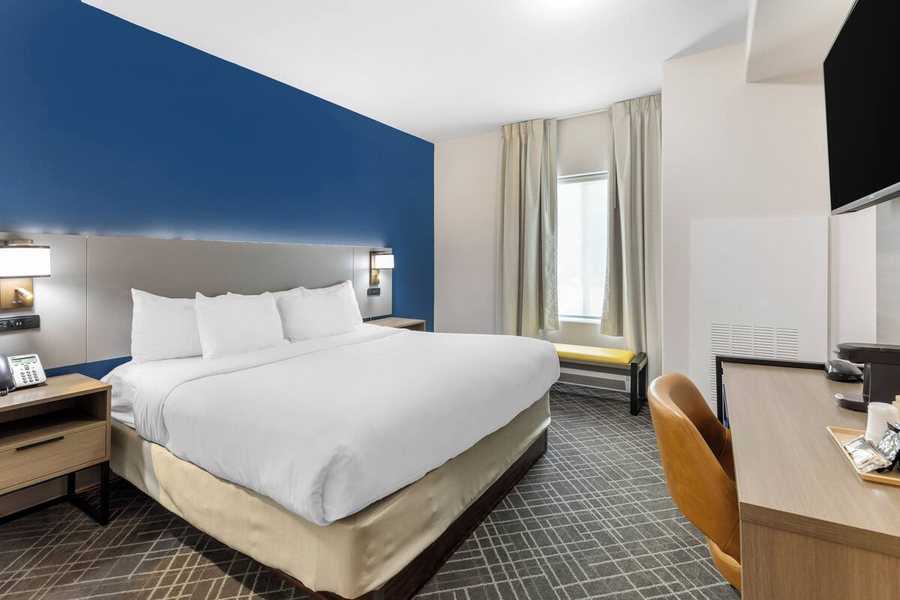 Comfort Inn Suites — Guest room