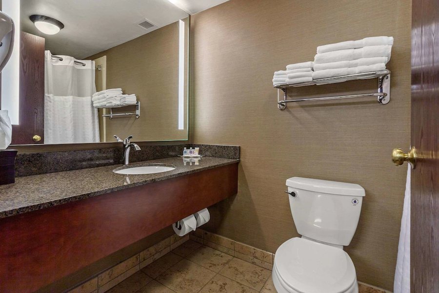 Comfort Inn Suites Green Bay Stadium Area — Bathroom