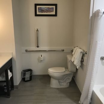 Comfort Inn Suites Gulf Shores East Beach Near Gulf State Park — Bathroom