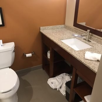 Comfort Inn Suites Harrisburg Hershey West — Bathroom