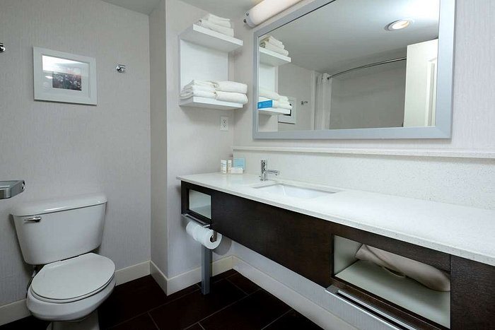 Comfort Inn Suites High Point Archdale — Bathroom