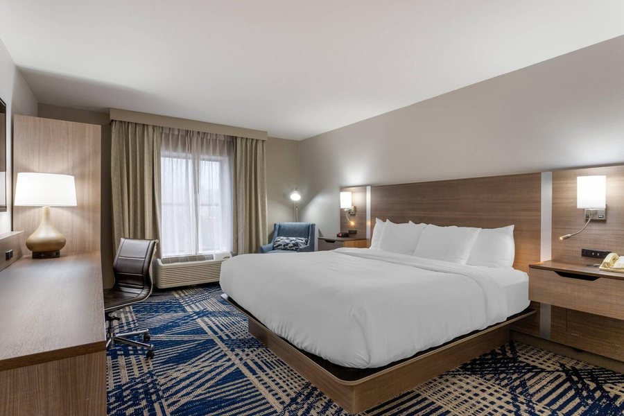 Comfort Inn Suites — Guest room