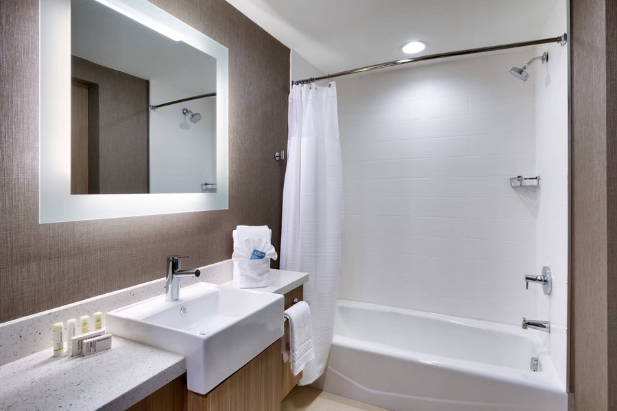 Comfort Inn Suites I 10 Airport — Bathroom