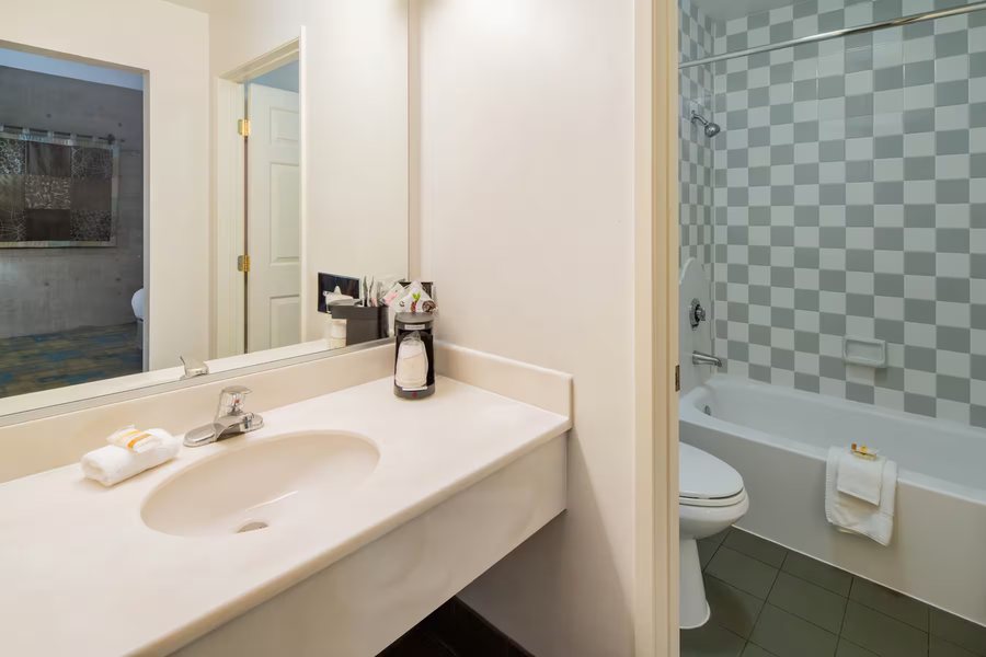 Comfort Inn Suites Irvine Spectrum — Bathroom