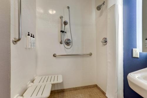 Comfort Inn Suites Irving Las Colinas DFW — Bathroom