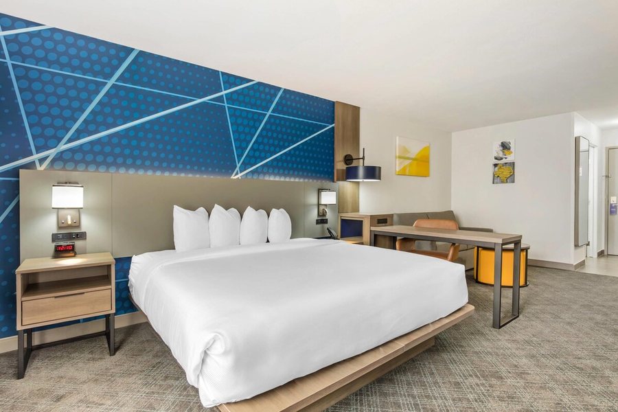 Comfort Inn Suites Irving Las Colinas DFW — Guest room
