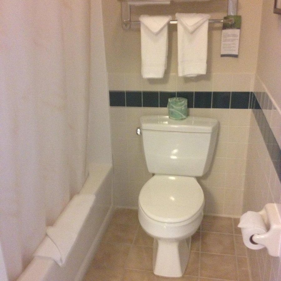 Comfort Inn Suites — Bathroom