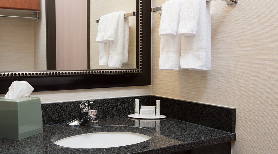 Comfort Inn Suites Kansas City Northeast — Bathroom