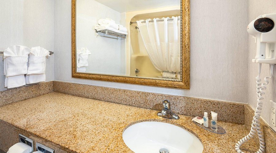 Comfort Inn Suites Klamath Falls — Bathroom