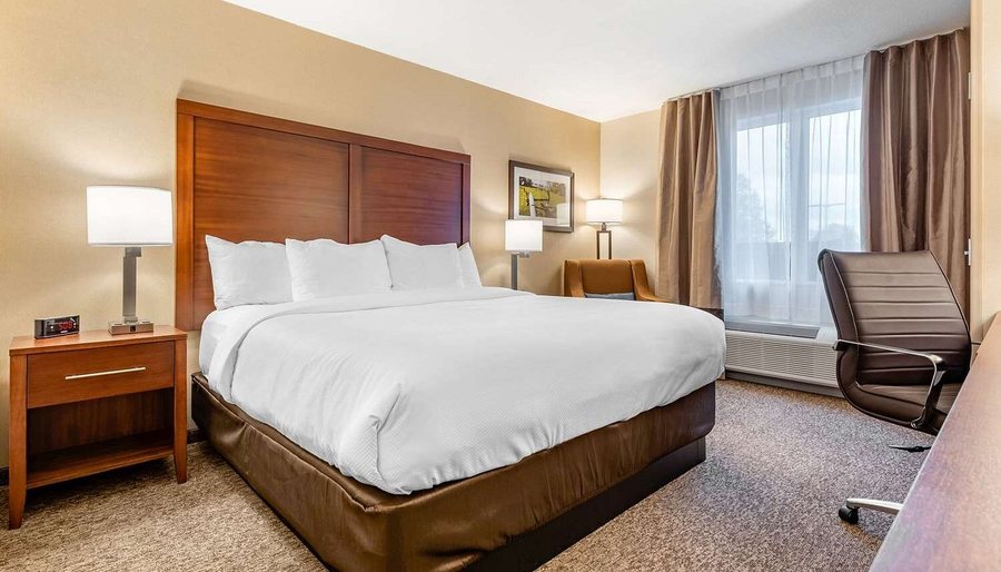 Comfort Inn Suites Klamath Falls — Guest room