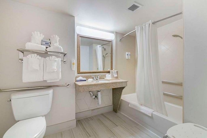 Comfort Inn Suites — Bathroom